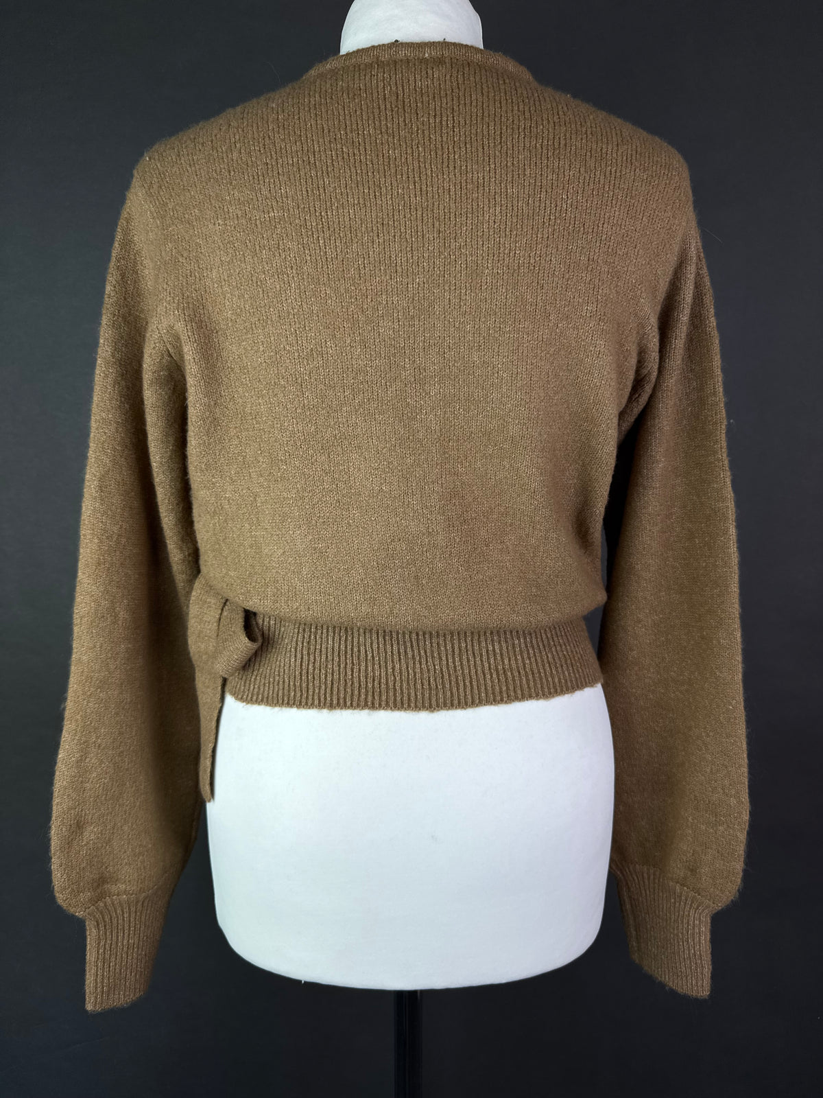 Sweter z wiązaniem M