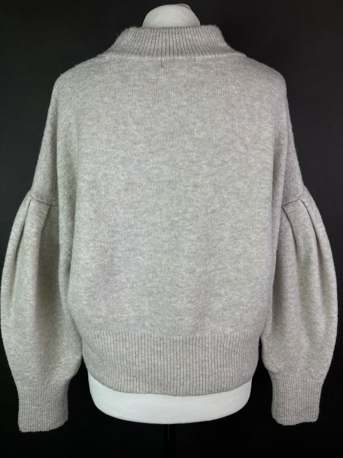 Sweter z bufiastymi rękawami M