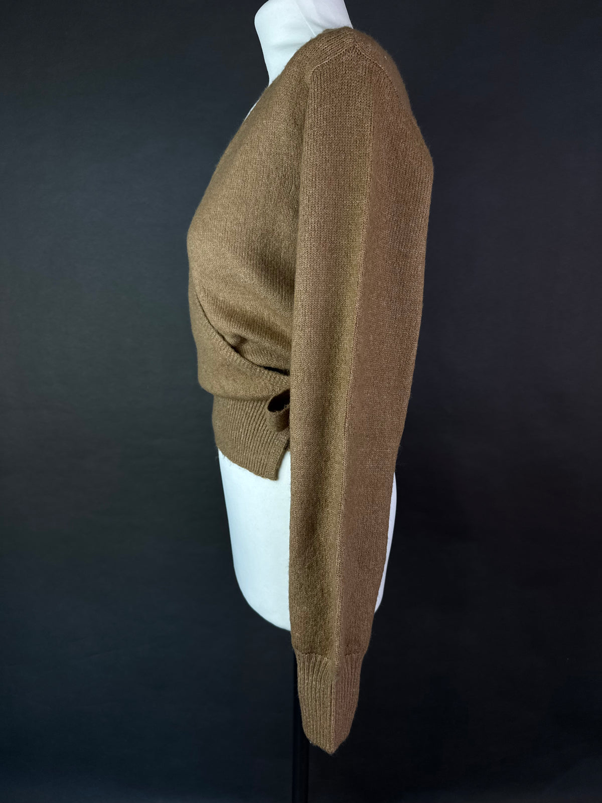 Sweter z wiązaniem M