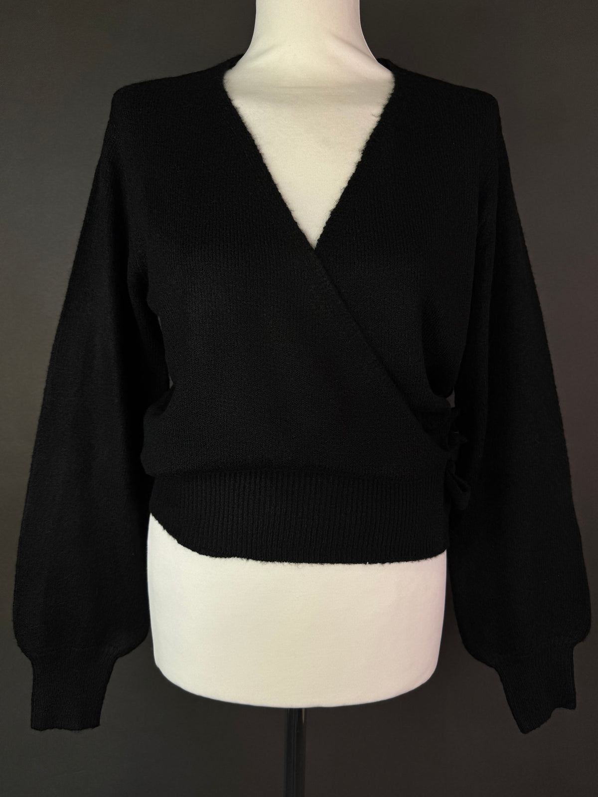 Sweter z wiązaniem M