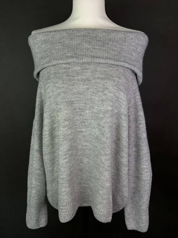 Sweter z odkrytymi ramionami M