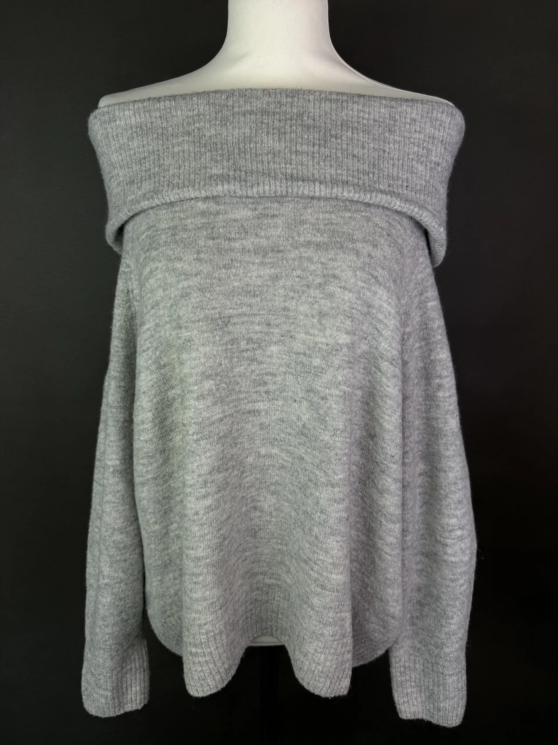 Sweter z odkrytymi ramionami M