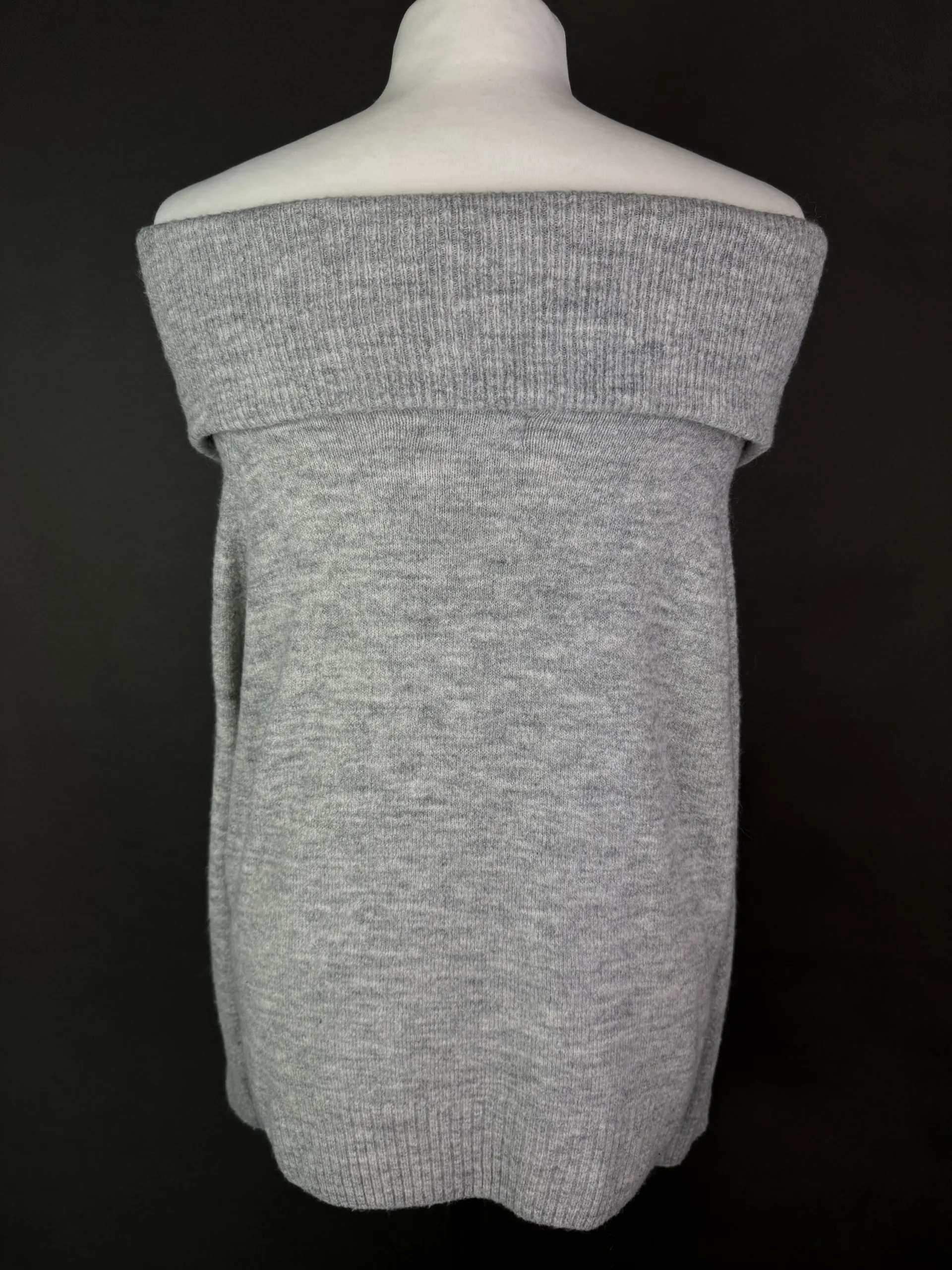 Sweter z odkrytymi ramionami M - obrazek 3